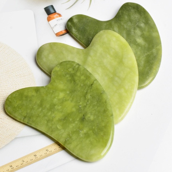 New Jade Roller & Gua Sha Heart Stone Massager Set - Picture 3 of 11